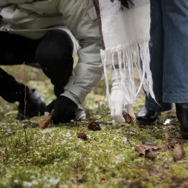 Un homme et une femme creusent le sol pour le traitement de pelouse.
